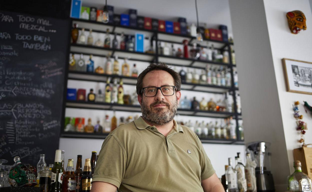 Joan Tomás, gerente de La Mezcalería, local ubicado en el barrio de Ruzafa en Valencia. 