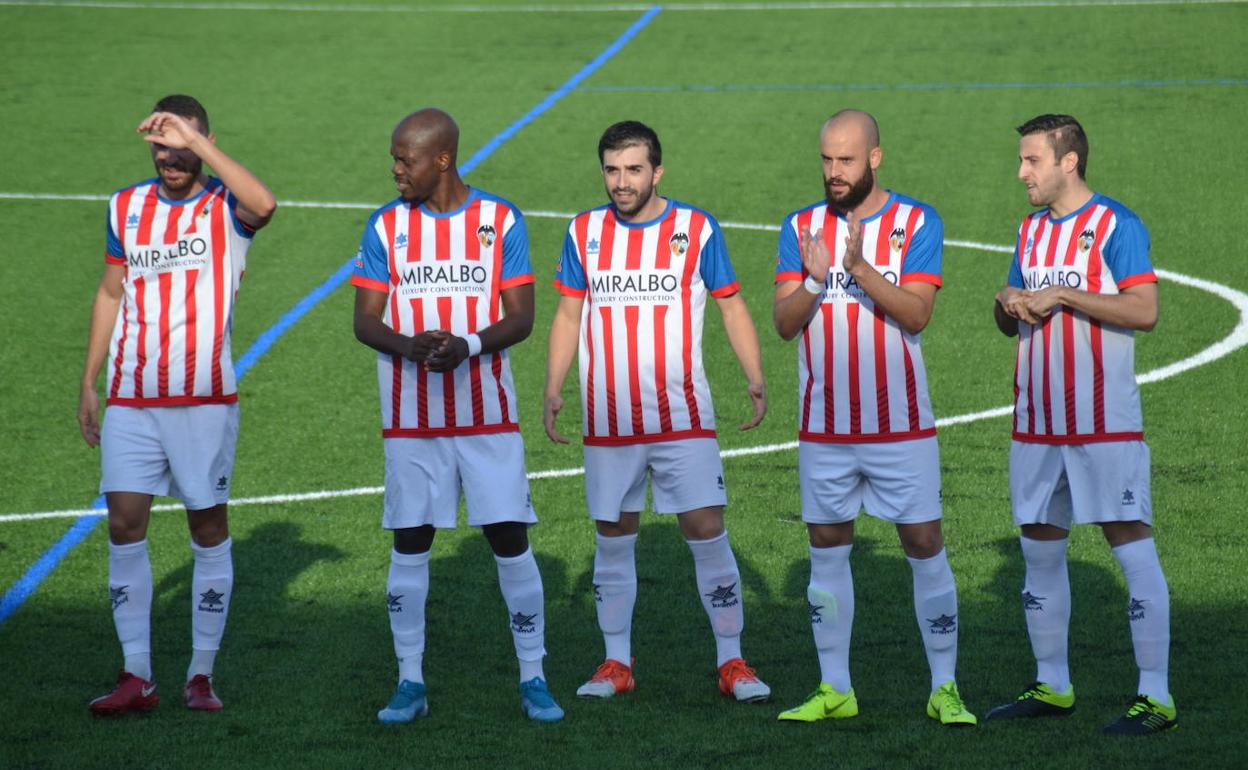 Varios jugadores del Jávea antes de un partido. 