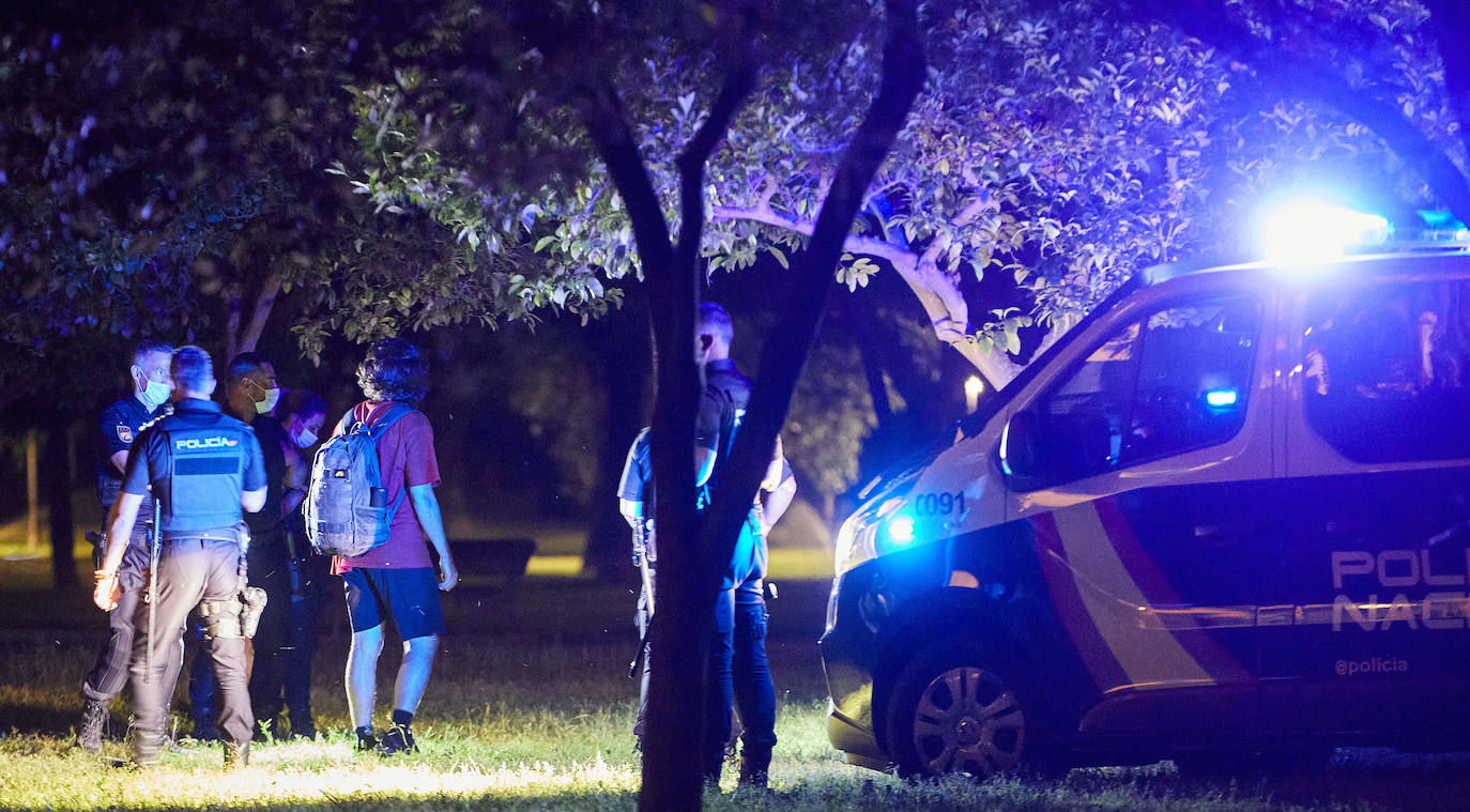 Fotos: Continúa el botellón en las calles de Valencia durante la pandemia