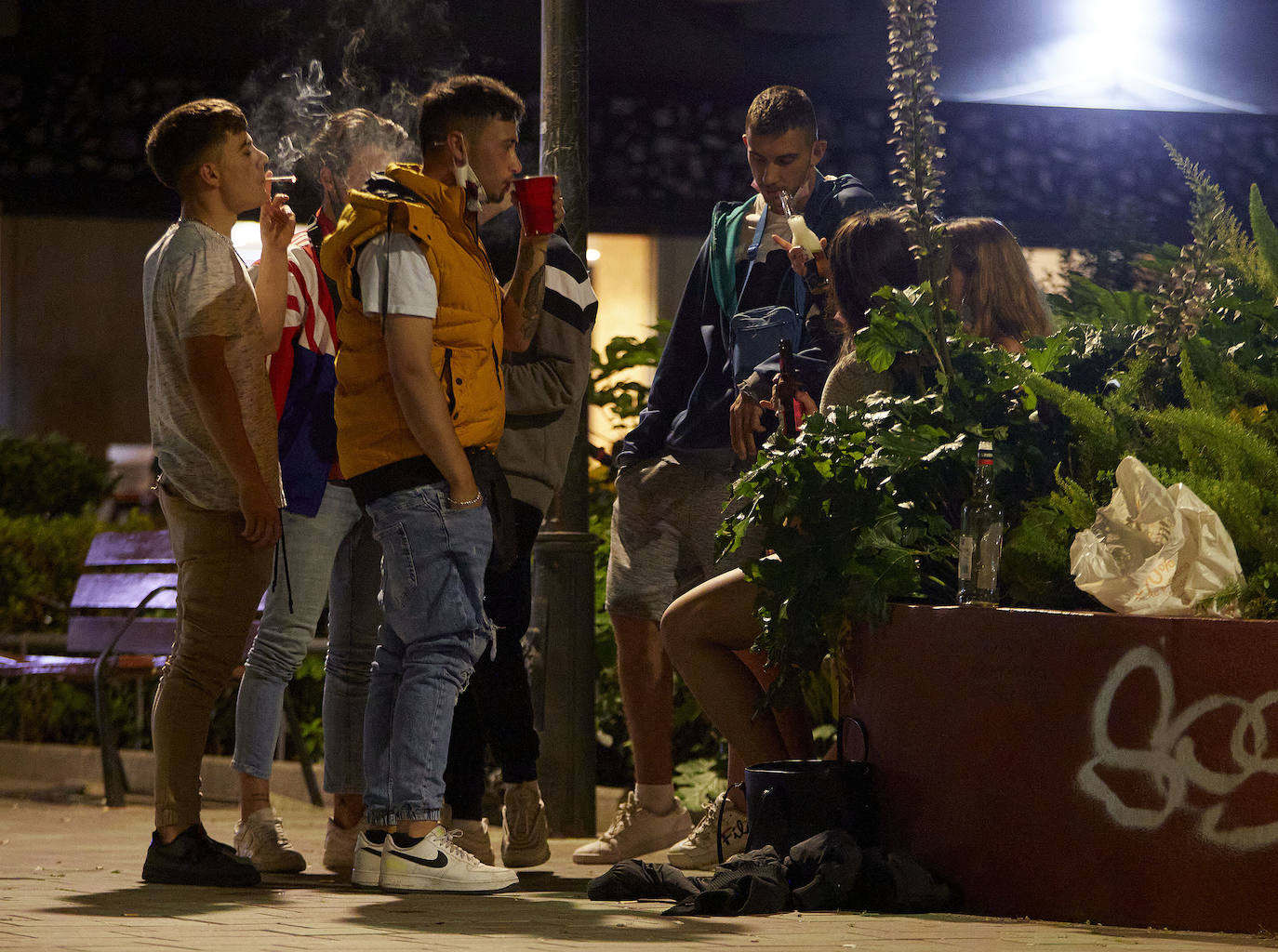 Fotos: Continúa el botellón en las calles de Valencia durante la pandemia