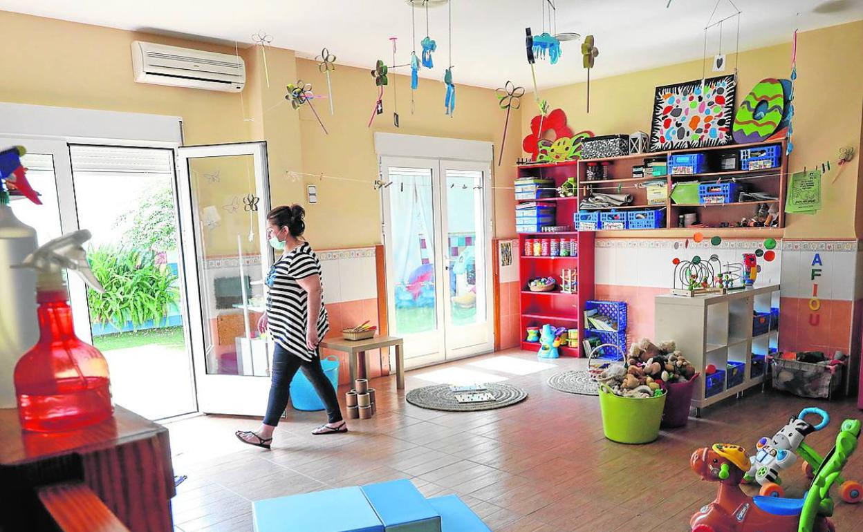 Una escuela infantil se prepara para abrir sus puertas durante la desescalada del pasado año. 