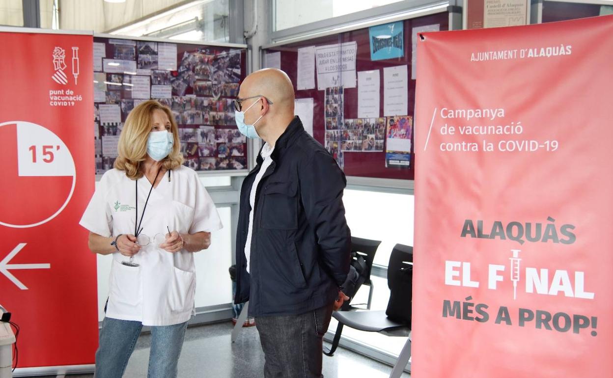 El alcalde, Toni Saura, visita el punto de vacunación. 