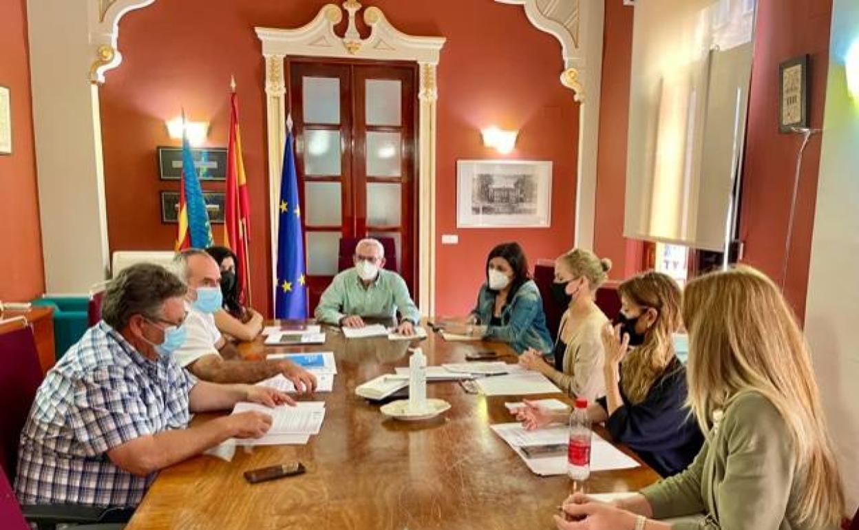 El alcalde, Miguel Chavarría, y la concejala, Raquel Casares, en la reunión con el sindicato. 