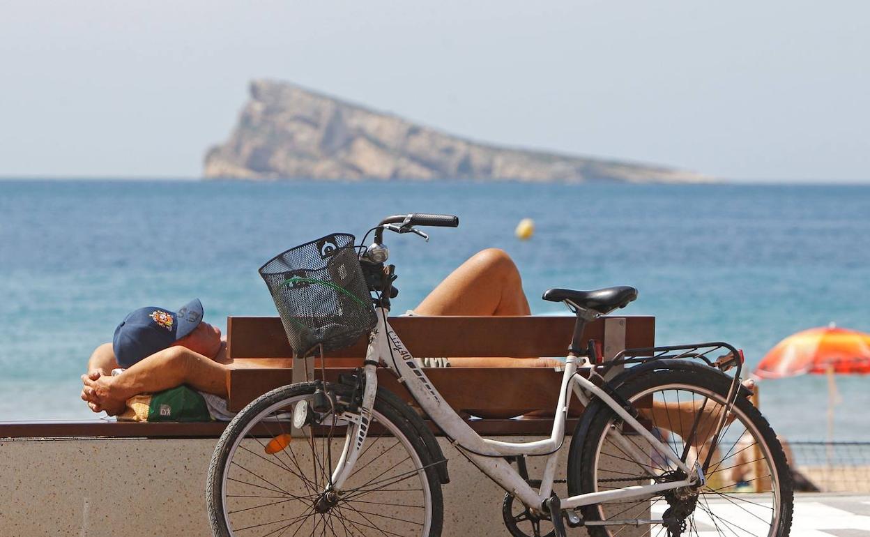 Una persona descansa este miércoles frente a la playa de Levante de Benidorm. 