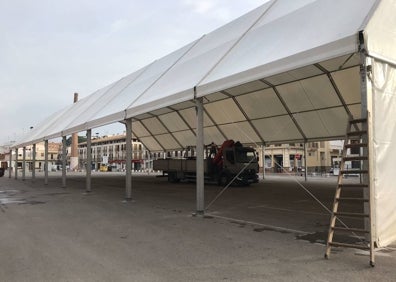 Imagen secundaria 1 - Arriba, carpa montada en Alicante, carpa sin laterales t montaje de carpa de la Nova d'Orriols en pasadas Fallas. 