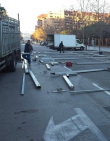 Imagen secundaria 2 - Arriba, carpa montada en Alicante, carpa sin laterales t montaje de carpa de la Nova d'Orriols en pasadas Fallas. 