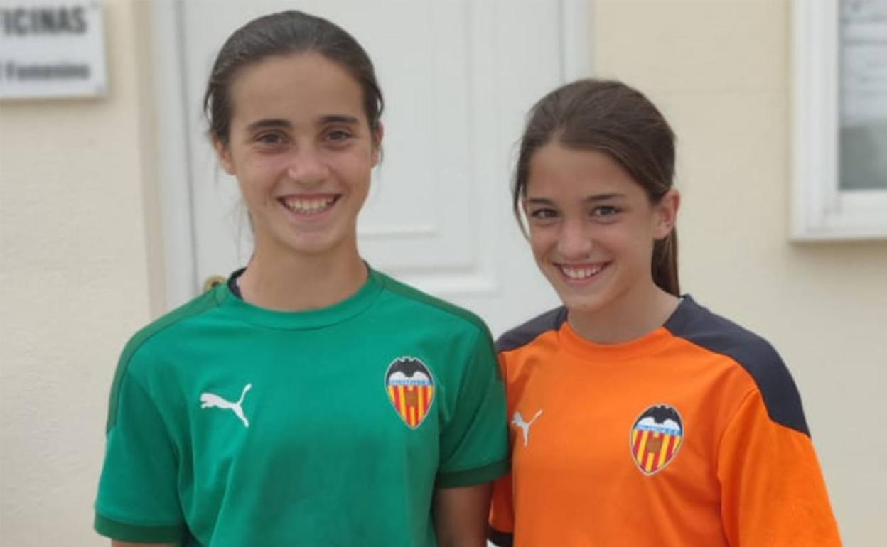 Gemma Pastor y Marta Llorca, con las camisetas del Valencia. 