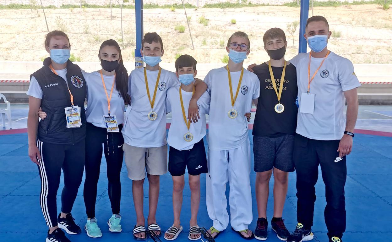 Un grupo de deportistas que participaron en el autonómico con los entrenadores. 