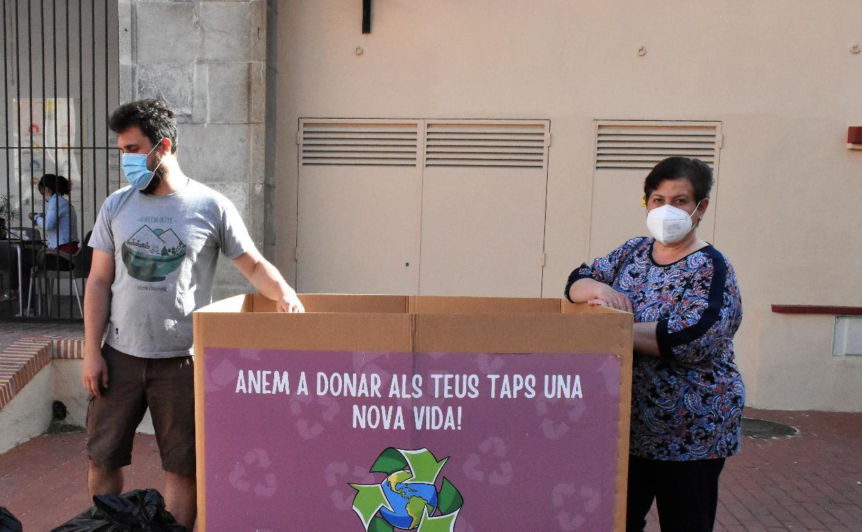 Oliva crea un banco para la playa con tapones de botellas