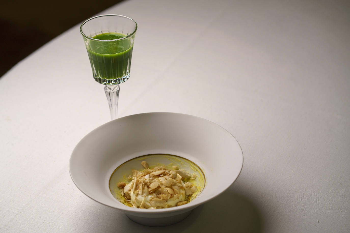 'Crema helada de cítricos, trufa de verano y perrechico'. Un postre absolutamente refrescante. Ricard Camarena consigue resetear la boca de los sabores recibidos hasta ese momento durante la cena con un cítrico equilibrado que combina a la perfección con un licor de hierbas verdes. Maridado con Fondillon 1996, de Bodegas Monóvar.