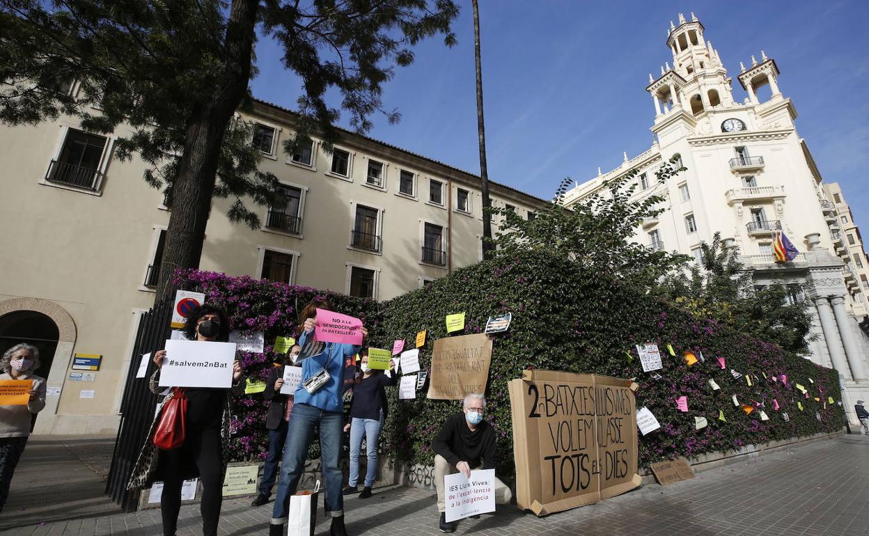 Protesta en el IES Lluís Vives de Valencia por la falta de presencialidad en 2º de Bachillerato. 