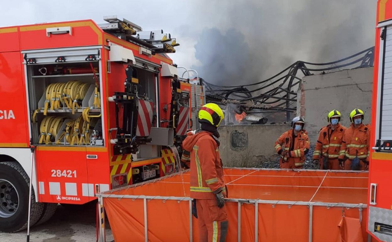 Los bomberos continúan refrescando la nave para lo que están requiriendo de gran cantidad de agua. 