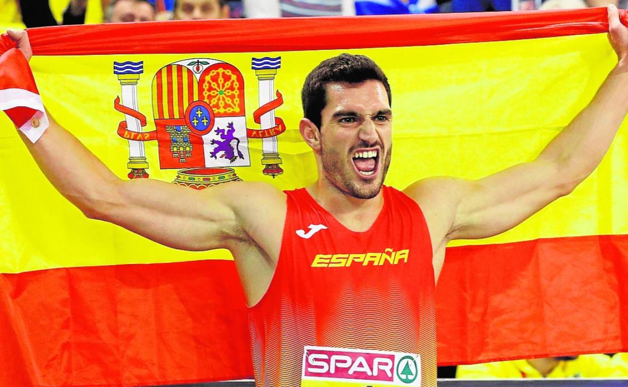 El alicantino muestra su felicidad, con la bandera de España, tras proclamarse campeón de Europa en Glasgow.