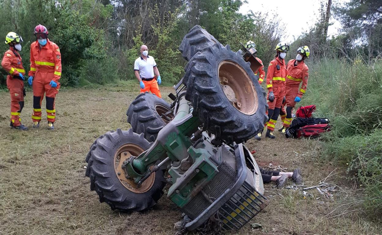 El hombre ha quedado atrapado bajo el tractor que conducía. 