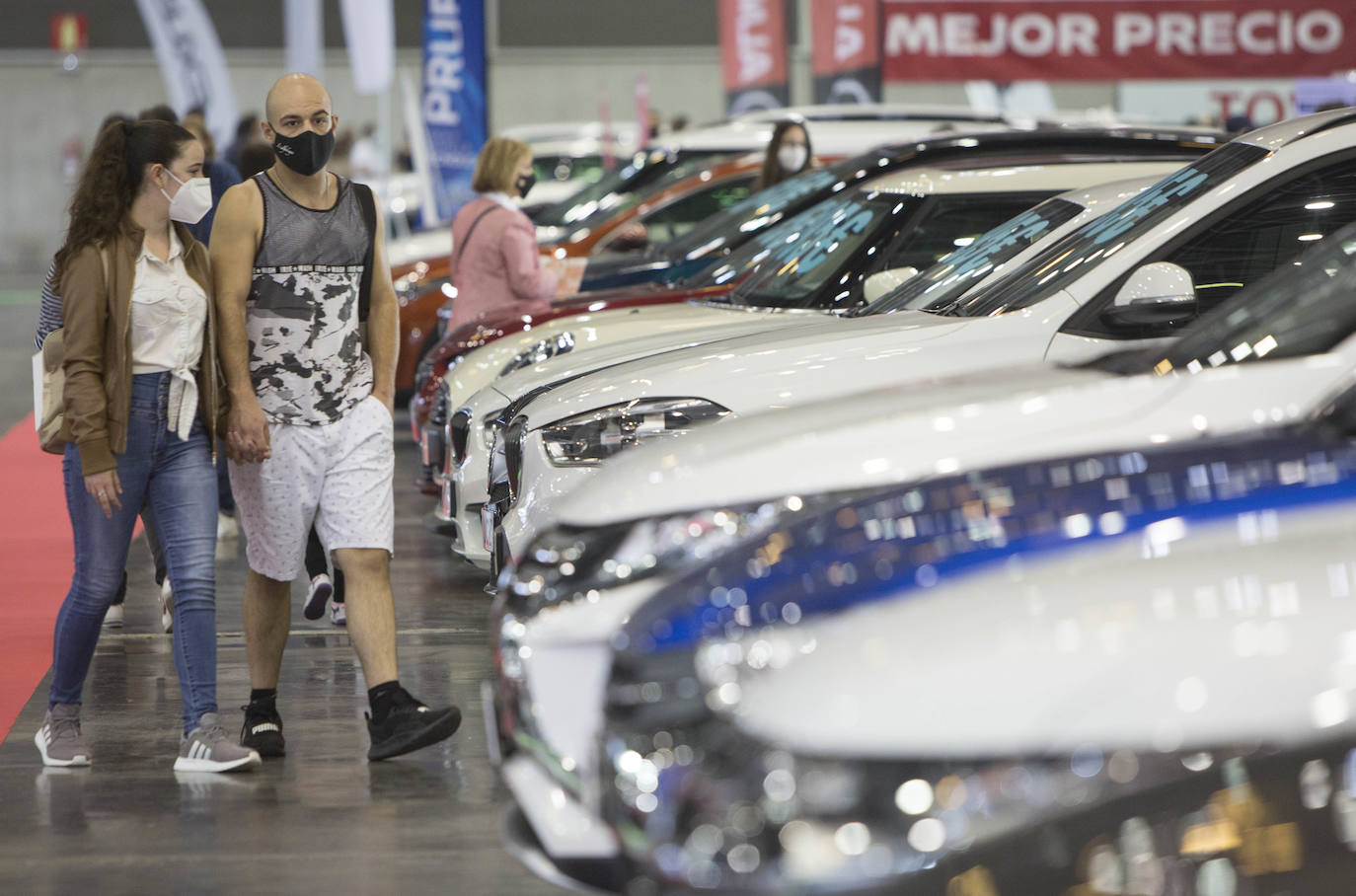 Feria Valencia acoge desde el este jueves 3 de junio hasta el domingo 6 la décimotercera edición de la Feria del Vehículo Selección Ocasión, el primer gran salón 100% presencial que se celebrará este año en Feria Valencia. Los compradores encontrarán una flota de coches en oferta de 1.500 unidades de vehículos de ocasión, seminuevos, km 0 y gerencia. Todas estas marcas presentan descuentos especiales para los días de feria y que, en término medio, oscilan entre los 6.000 y 12.000 euros respecto a su precio medio de mercado. La oferta se distribuirá a lo largo de 25.000 metros cuadrados de superficie expositiva, los correspondientes a los pabellones 1 y 2 del Nivel 3 de Feria Valencia, a los que se sumará el Distribuidor Central del recinto ferial. 