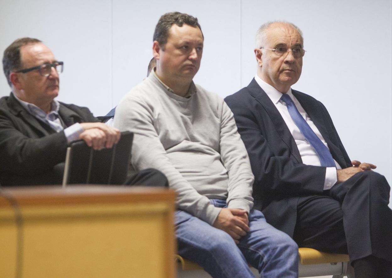 Marc Llinares, exjefe de la conselleria, junto a Tauroni y Blasco en el último juicio del caso Cooperación. damián torres