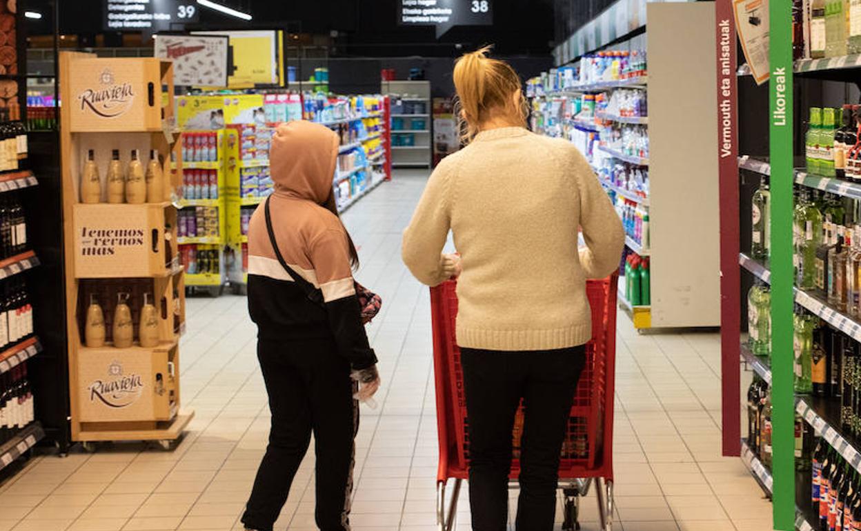 Dos personas realizando la compra. 