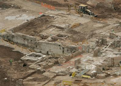 Imagen secundaria 1 - Trabajos de excavación en el solar de Cortes Valencianas.