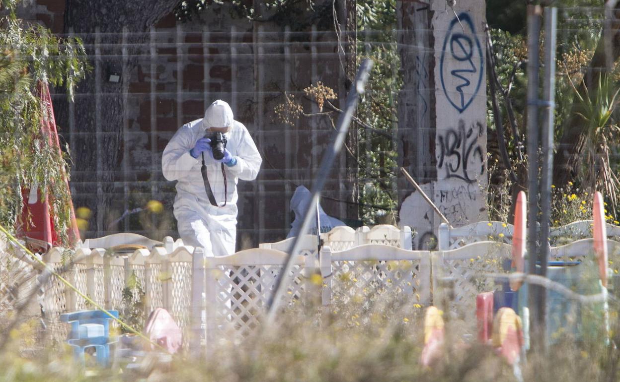 Un especialista en criminalística fotografía la piscina donde se sospecha que se produjo el asesinato. 