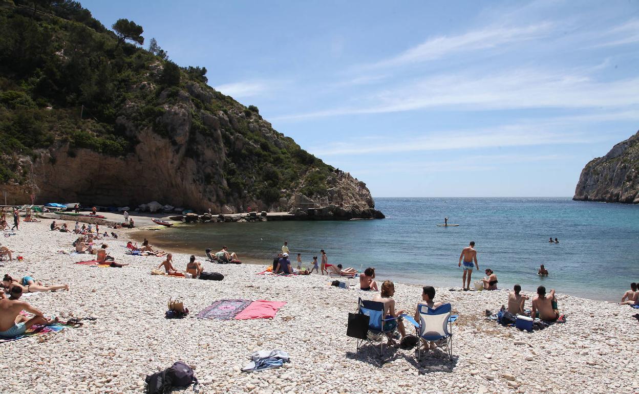 La playa de la Granadella de Xàbia, con bañistas. 