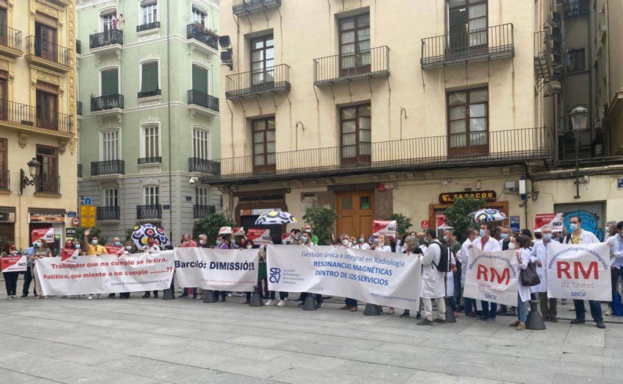 Participantes en la protesta frente al Palau de la Generalitat.