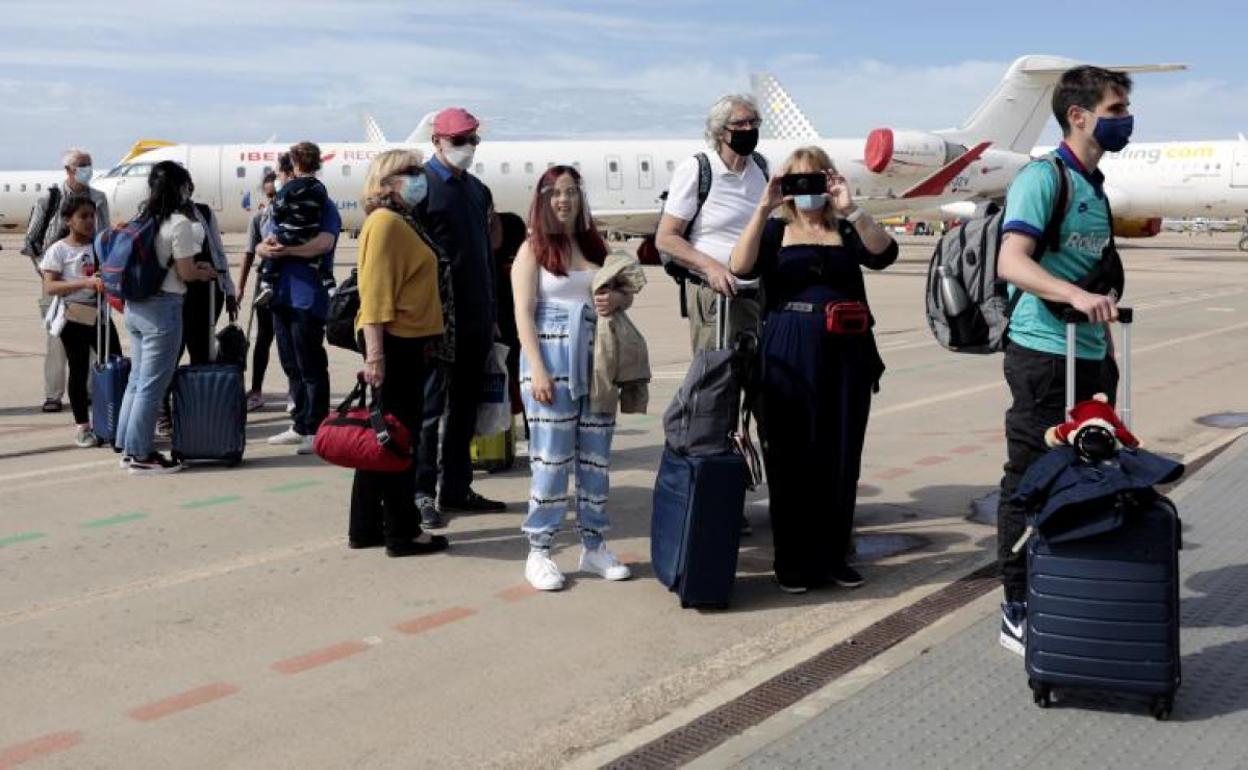 Varios pasajeros procedentes de Londres desembarcan en el aeropuerto de Castellón 