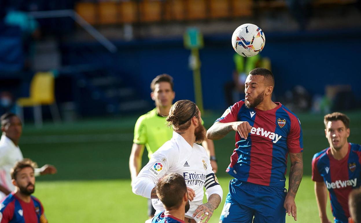 Ruben Vezo despeja un balón durante un partido contra el Real Madrid.