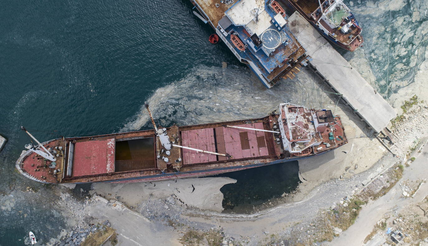 El calentamiento global ha hecho que una capa de mucosidad se extienda por el mar de Mármara, en Turquía. La sustancia se forma como resultado de la proliferación de microalgas. La principal razón de este fenómeno es que la temperatura del agua en el mar se encuentra 2,5 grados por encima de la media de los últimos 40 años.