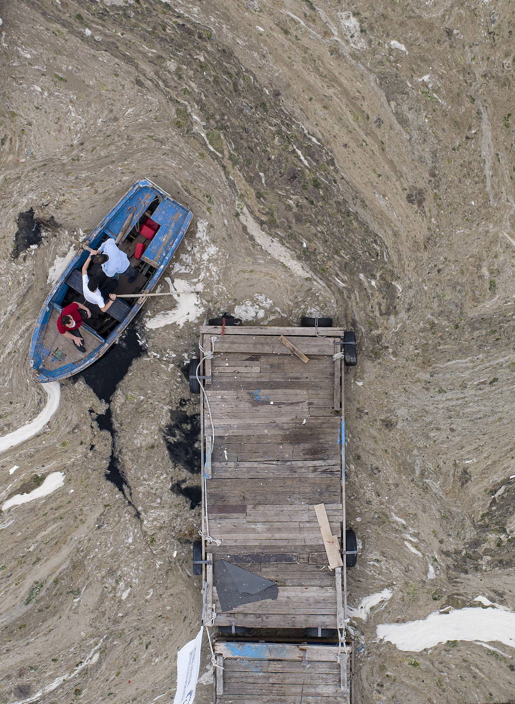 El calentamiento global ha hecho que una capa de mucosidad se extienda por el mar de Mármara, en Turquía. La sustancia se forma como resultado de la proliferación de microalgas. La principal razón de este fenómeno es que la temperatura del agua en el mar se encuentra 2,5 grados por encima de la media de los últimos 40 años.