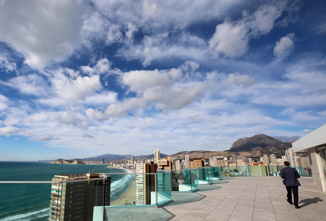 Vista de Benidorm desde una terraza de la playa de Levante. txema rodríguez