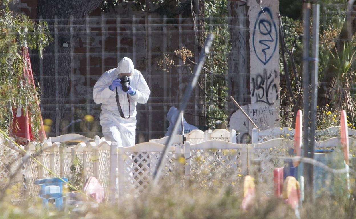 Un agente de la Guardia Civil inspecciona la escena del asesinato, junto a la piscina en la que murieron los niños. 