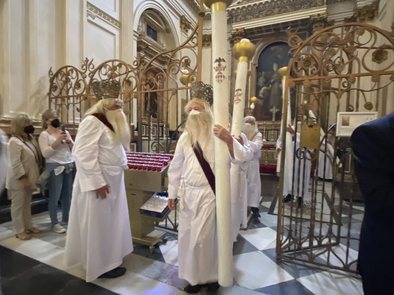 Los actos se han ajustado a las restricciones, con procesión simbólica, piezas corales y toques de campanas