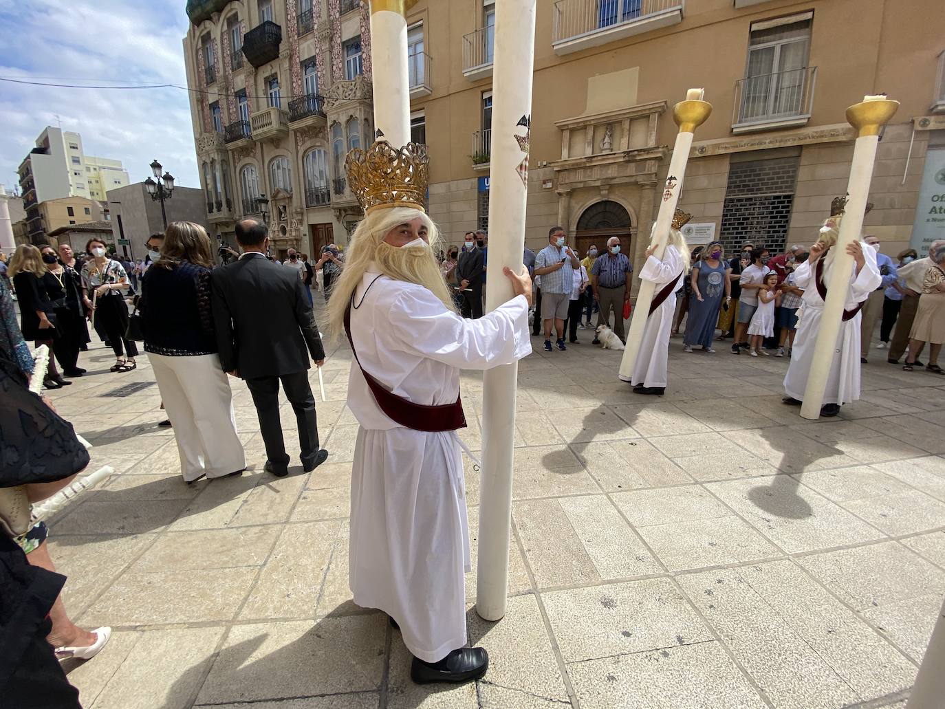 Los actos se han ajustado a las restricciones, con procesión simbólica, piezas corales y toques de campanas