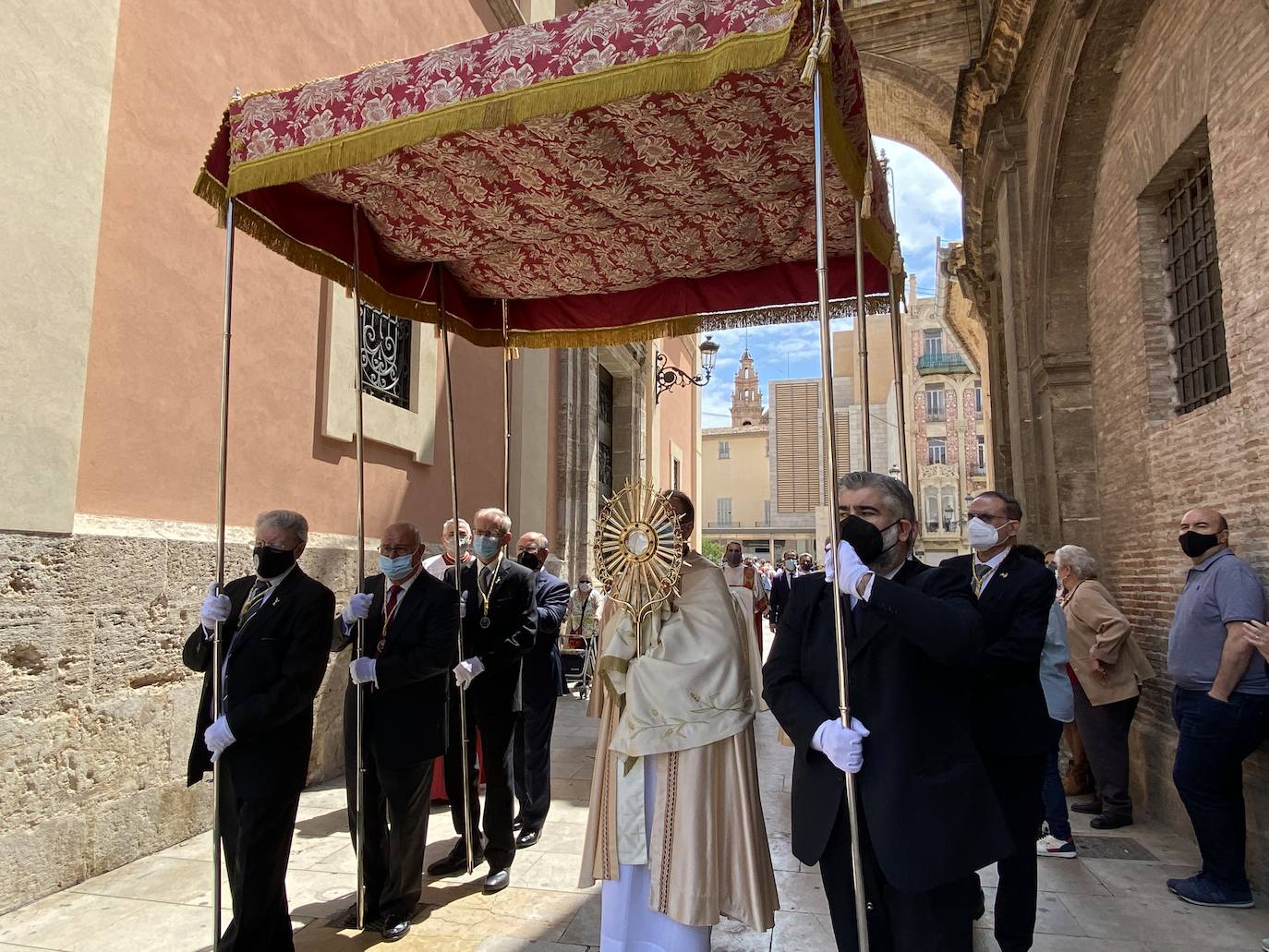 Los actos se han ajustado a las restricciones, con procesión simbólica, piezas corales y toques de campanas