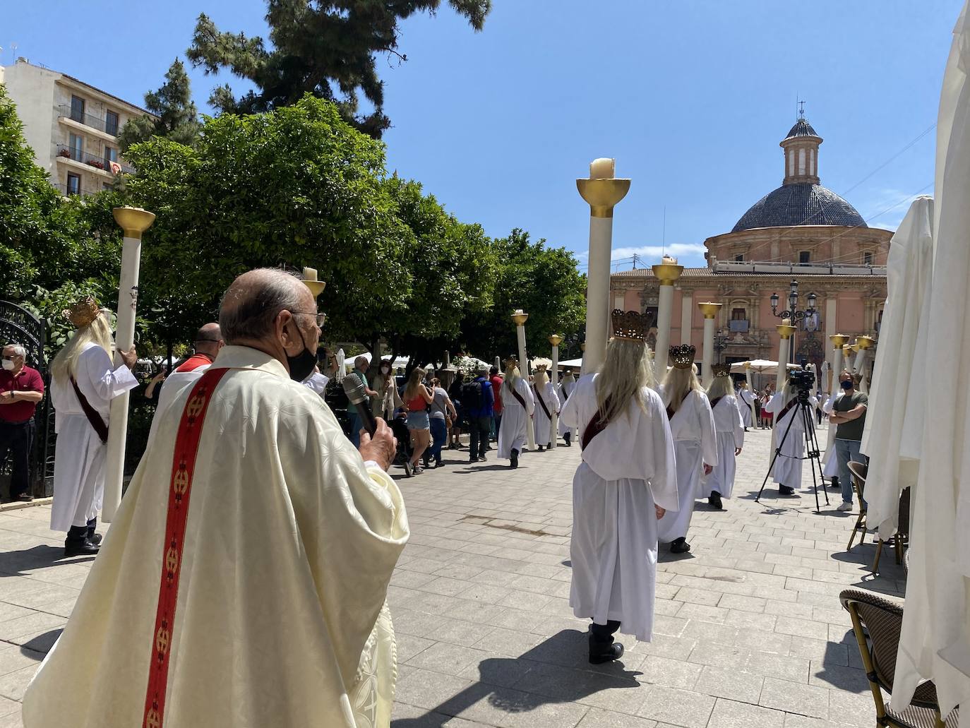 Los actos se han ajustado a las restricciones, con procesión simbólica, piezas corales y toques de campanas