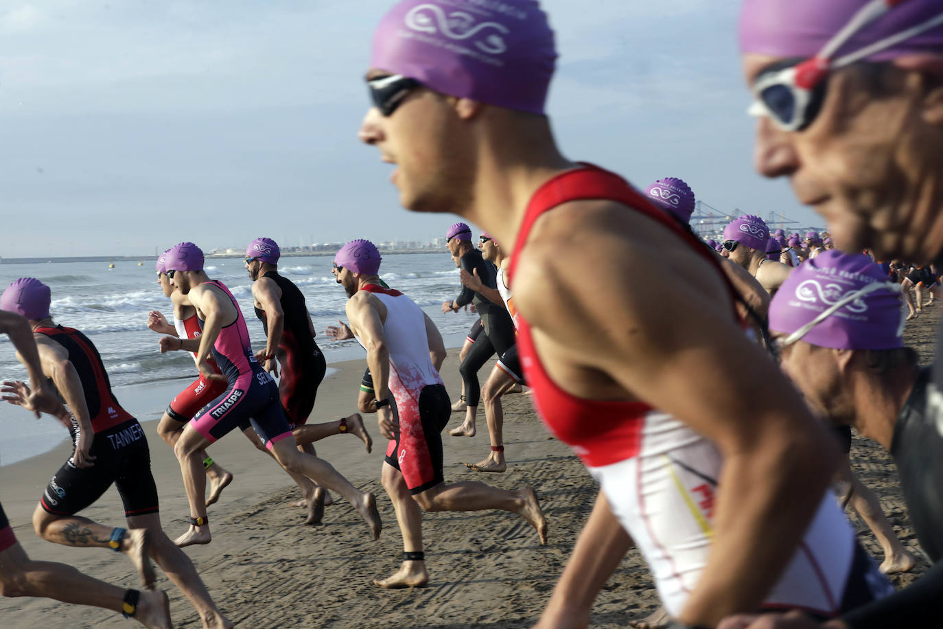 Valencia ha albergado el I Triatlón València-Platja Cabanyal, que ha discurrido por el barrio marítimo. Organizado por el Club de Triatlón 'Corre-Cuita', se ha desarrollado a lo largo de un recorrido de 25,7 kilómetros de distancia: 750 metros de natación, 20 km de ciclismo y 5 km de carrera a pie.