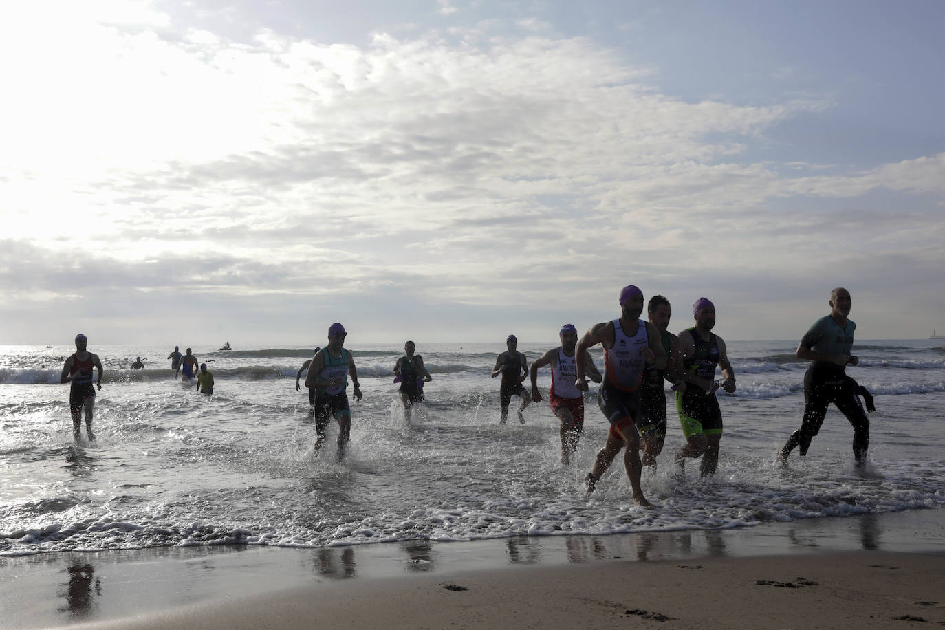 Valencia ha albergado el I Triatlón València-Platja Cabanyal, que ha discurrido por el barrio marítimo. Organizado por el Club de Triatlón 'Corre-Cuita', se ha desarrollado a lo largo de un recorrido de 25,7 kilómetros de distancia: 750 metros de natación, 20 km de ciclismo y 5 km de carrera a pie.