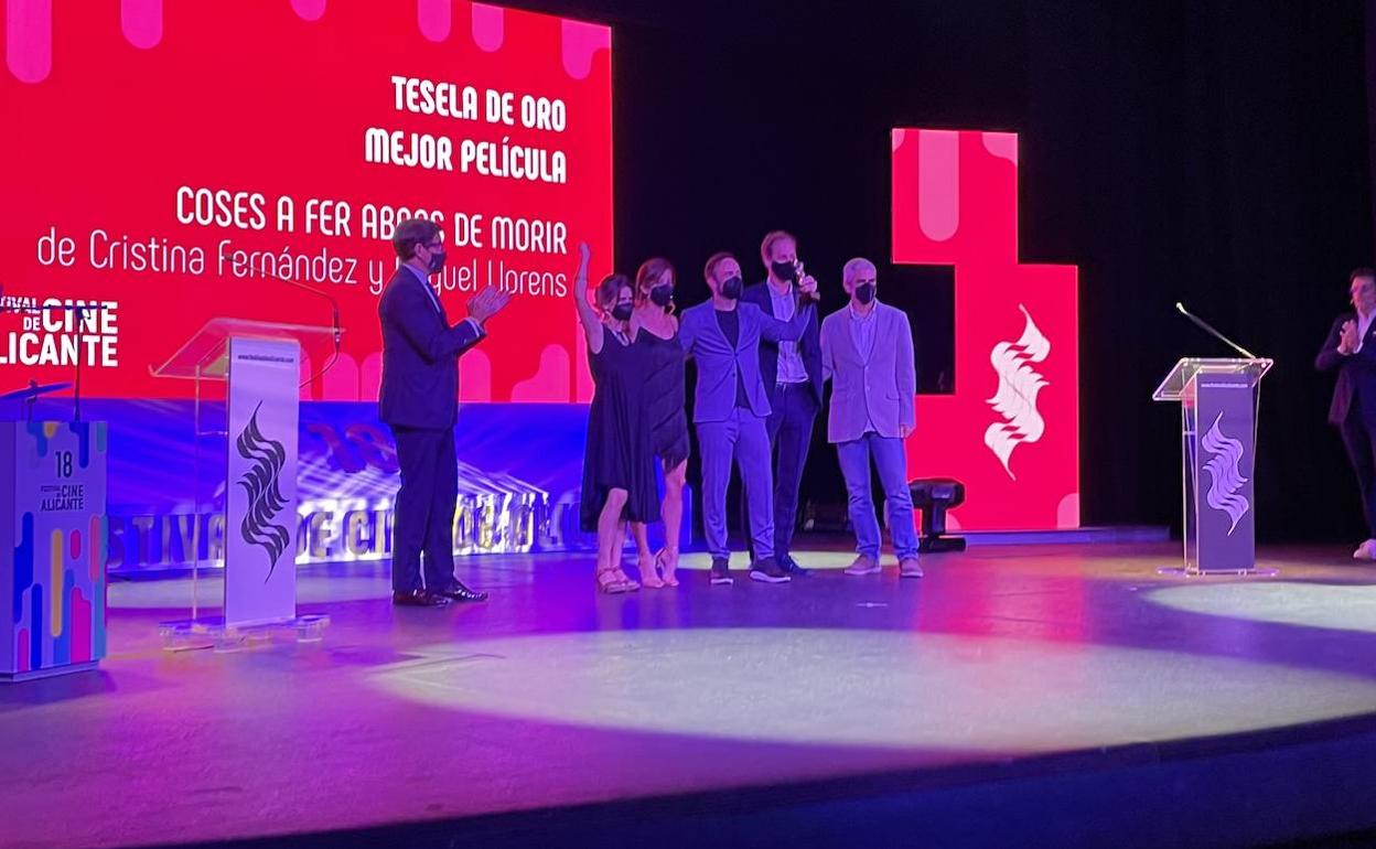 El equipo de 'Coses que fer abans de morir' recoge el premio en la clausura del festival. 