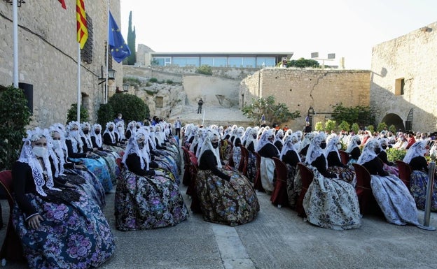 Imagen principal - Recepcción oficial a las candidatas a bellea del foc, este domingo en Alicante. 