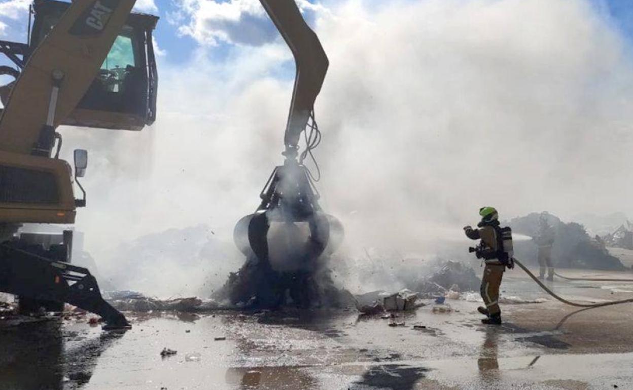 Incendio industrial en la planta de Vaersa, este domingo en Villena. 