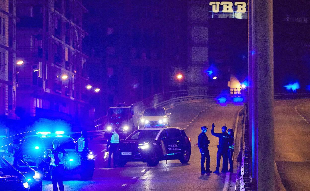 Agentes de la Policía Nacional realizan un control en Valencia para velar por el cumplimiento del toque de queda. 