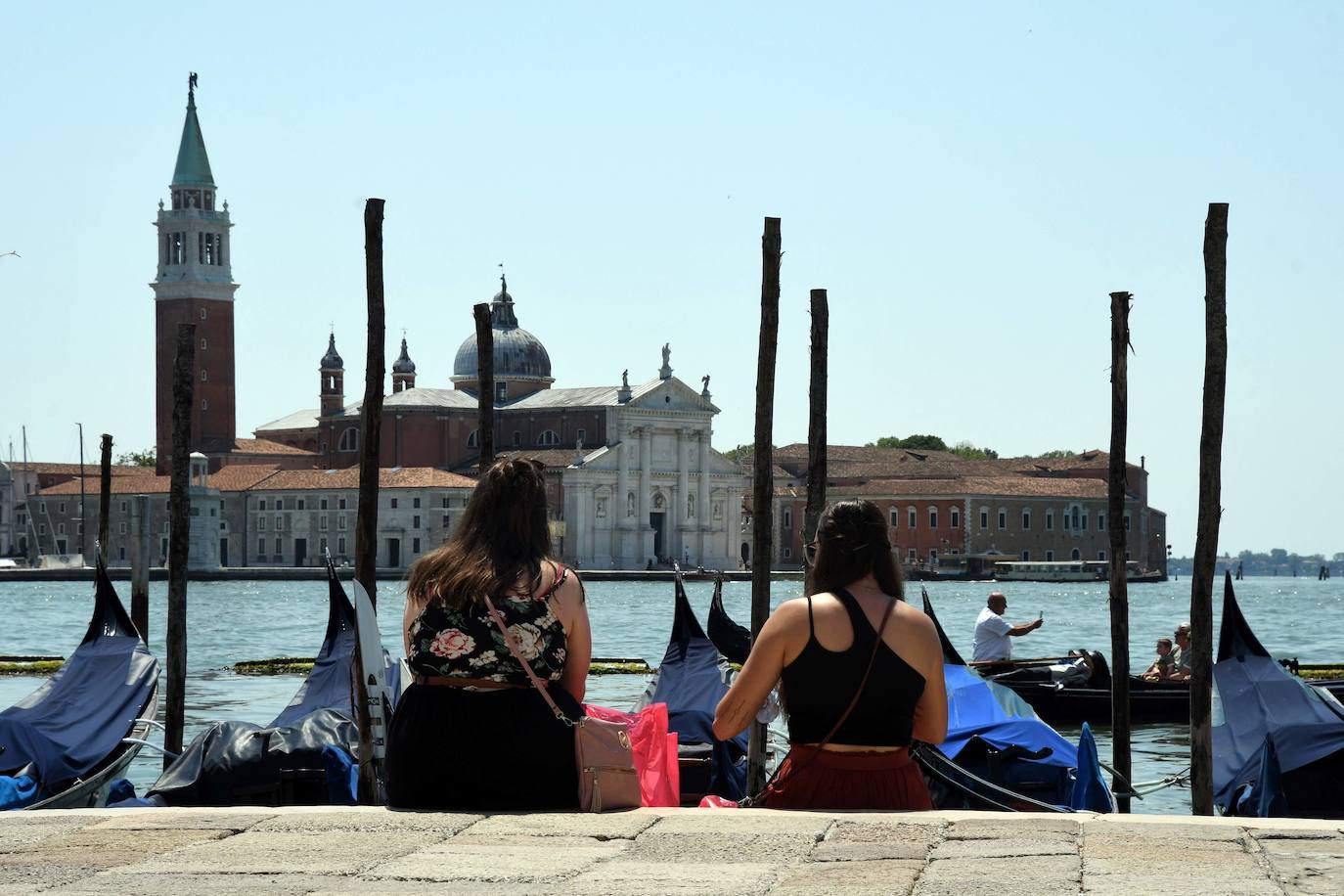 Italia relaja las medidas anticovid y los primeros turistas del verano llegan a la ciudad de Venecia. Los cruceros ya cruzan el canal, ante la protesta de algunos ciudadanos, pero la capital del romanticismo ha recuperado las colas y la multitud de visitantes en sus calles, góndolas y monumentos.