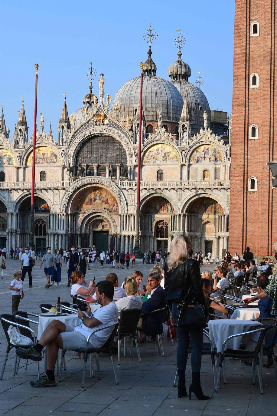 Italia relaja las medidas anticovid y los primeros turistas del verano llegan a la ciudad de Venecia. Los cruceros ya cruzan el canal, ante la protesta de algunos ciudadanos, pero la capital del romanticismo ha recuperado las colas y la multitud de visitantes en sus calles, góndolas y monumentos.