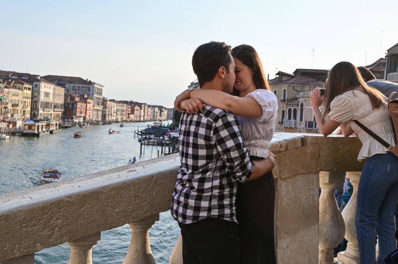 Italia relaja las medidas anticovid y los primeros turistas del verano llegan a la ciudad de Venecia. Los cruceros ya cruzan el canal, ante la protesta de algunos ciudadanos, pero la capital del romanticismo ha recuperado las colas y la multitud de visitantes en sus calles, góndolas y monumentos.