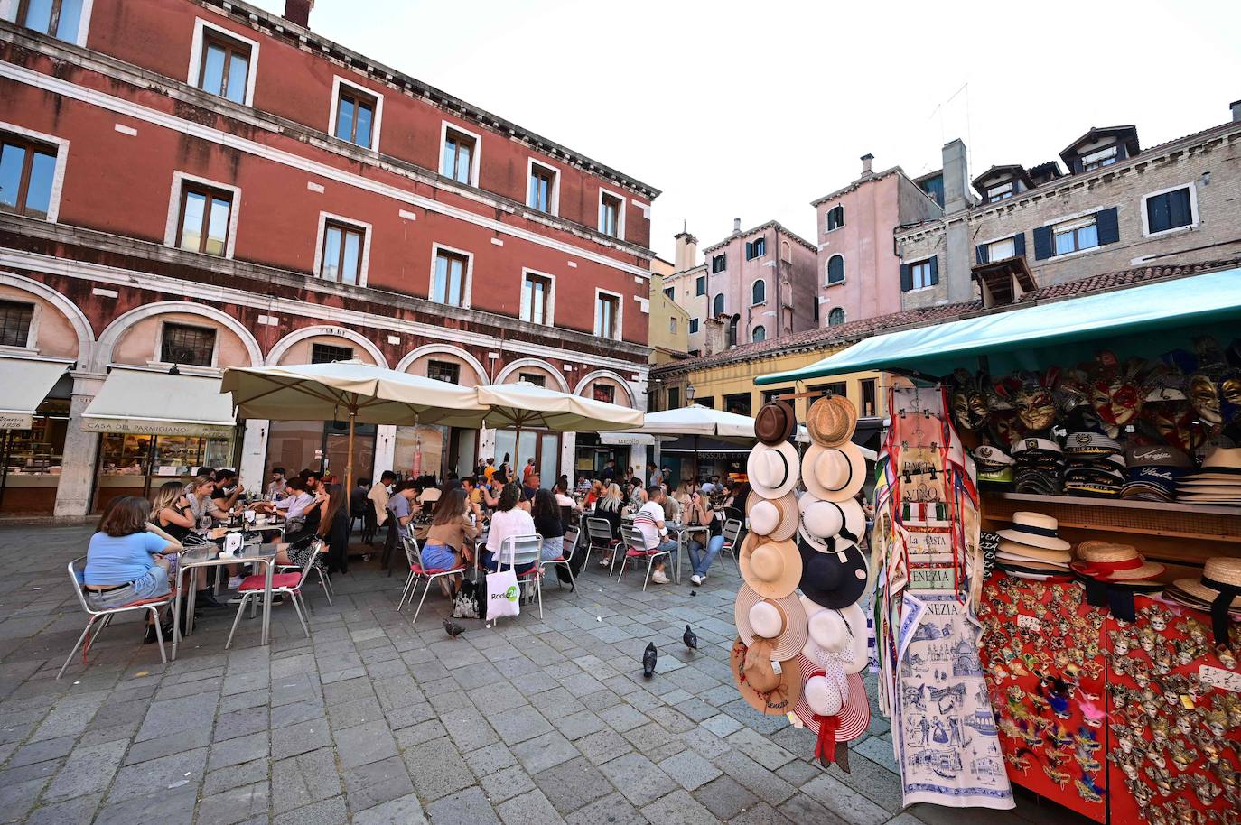 Italia relaja las medidas anticovid y los primeros turistas del verano llegan a la ciudad de Venecia. Los cruceros ya cruzan el canal, ante la protesta de algunos ciudadanos, pero la capital del romanticismo ha recuperado las colas y la multitud de visitantes en sus calles, góndolas y monumentos.