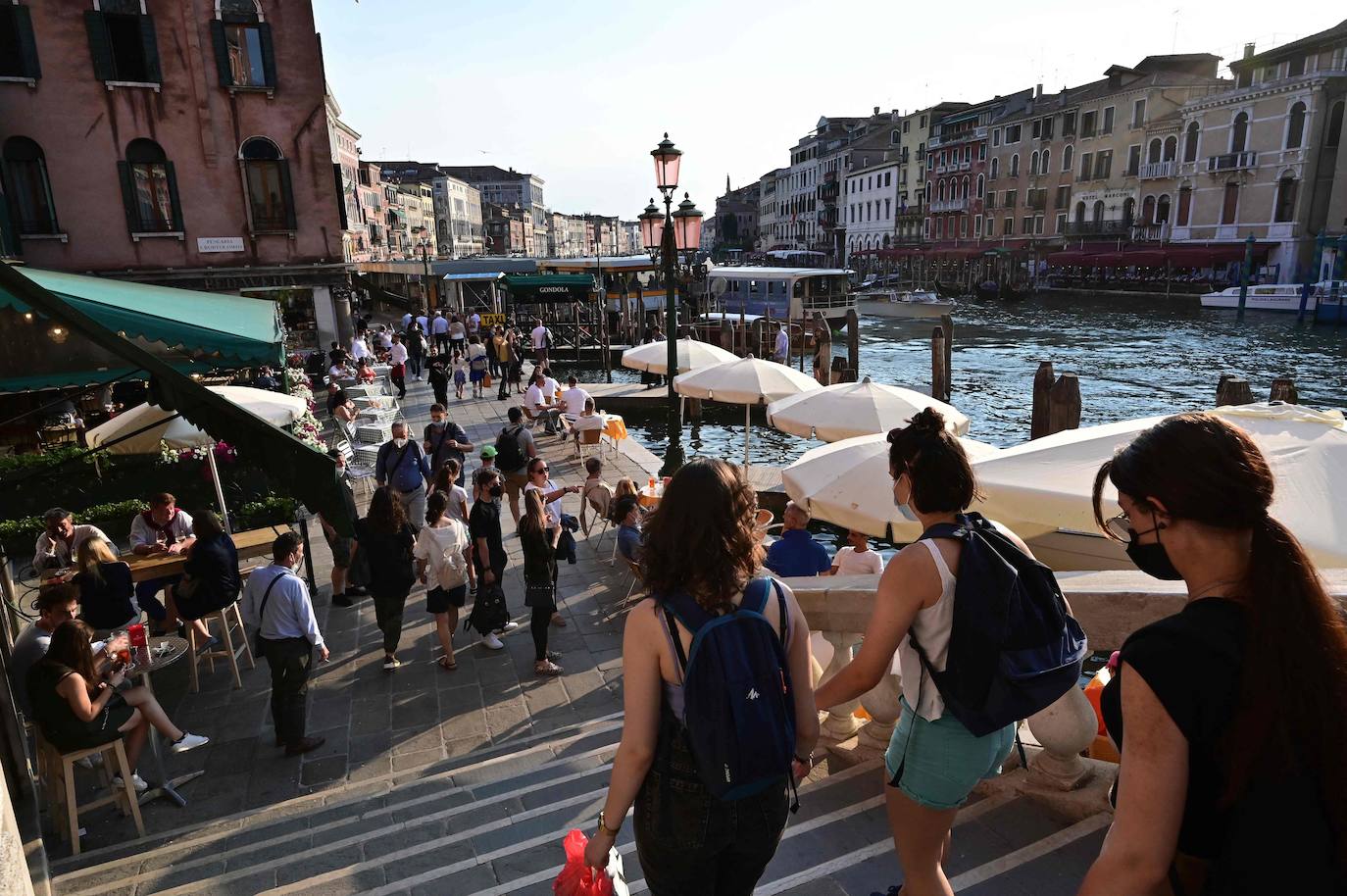 Italia relaja las medidas anticovid y los primeros turistas del verano llegan a la ciudad de Venecia. Los cruceros ya cruzan el canal, ante la protesta de algunos ciudadanos, pero la capital del romanticismo ha recuperado las colas y la multitud de visitantes en sus calles, góndolas y monumentos.