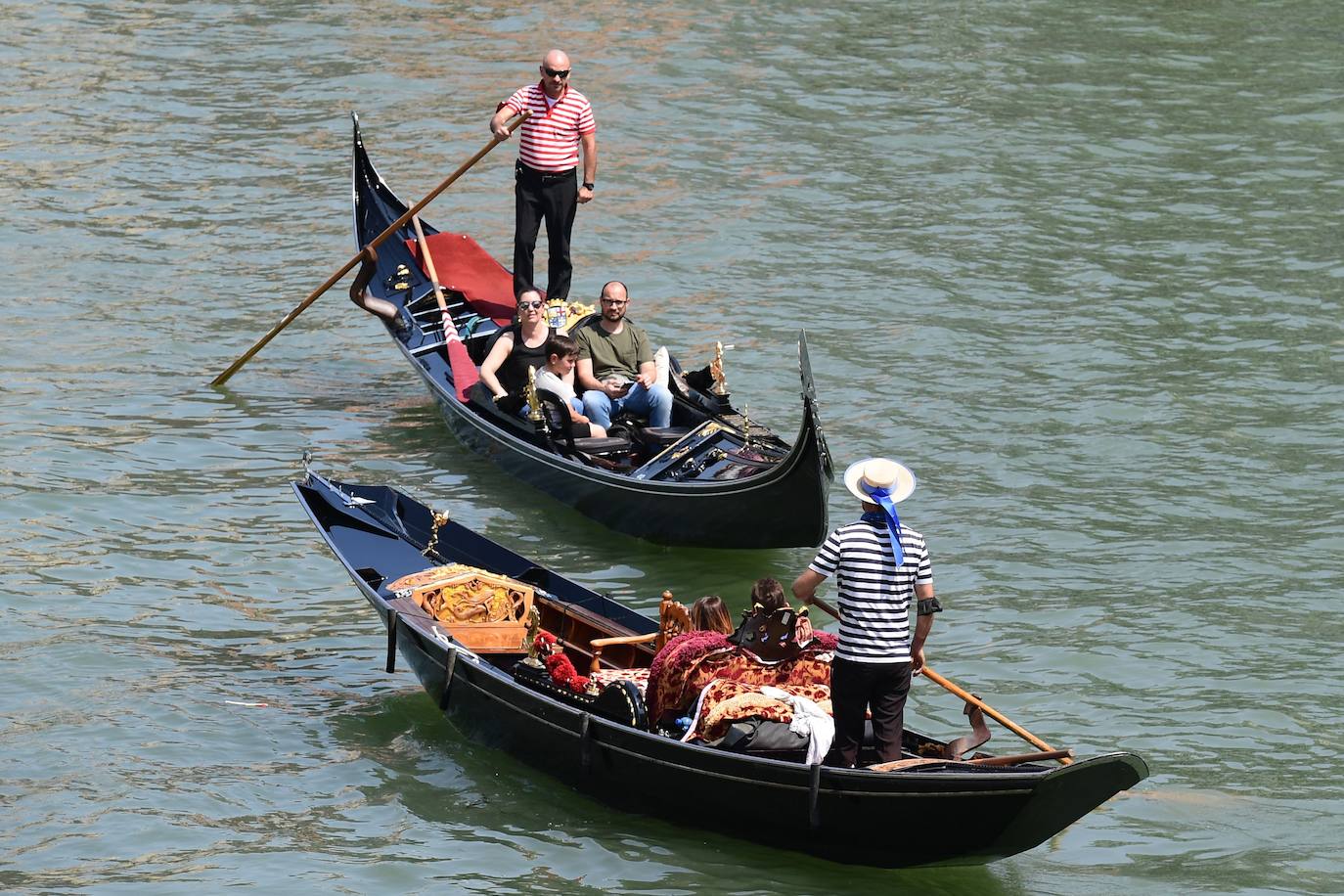 Italia relaja las medidas anticovid y los primeros turistas del verano llegan a la ciudad de Venecia. Los cruceros ya cruzan el canal, ante la protesta de algunos ciudadanos, pero la capital del romanticismo ha recuperado las colas y la multitud de visitantes en sus calles, góndolas y monumentos.