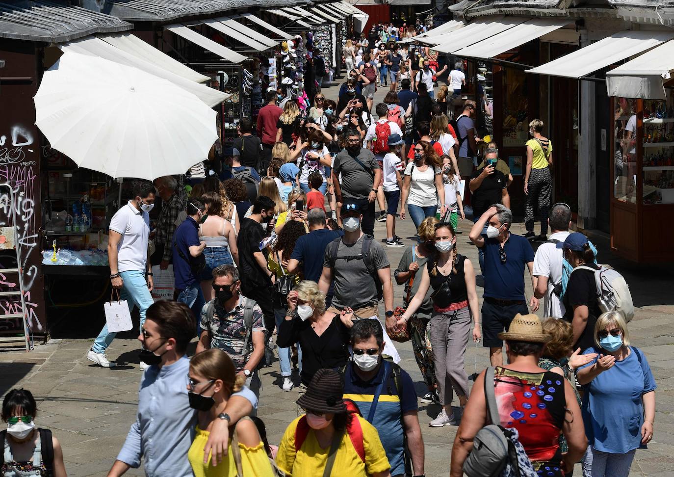 Italia relaja las medidas anticovid y los primeros turistas del verano llegan a la ciudad de Venecia. Los cruceros ya cruzan el canal, ante la protesta de algunos ciudadanos, pero la capital del romanticismo ha recuperado las colas y la multitud de visitantes en sus calles, góndolas y monumentos.