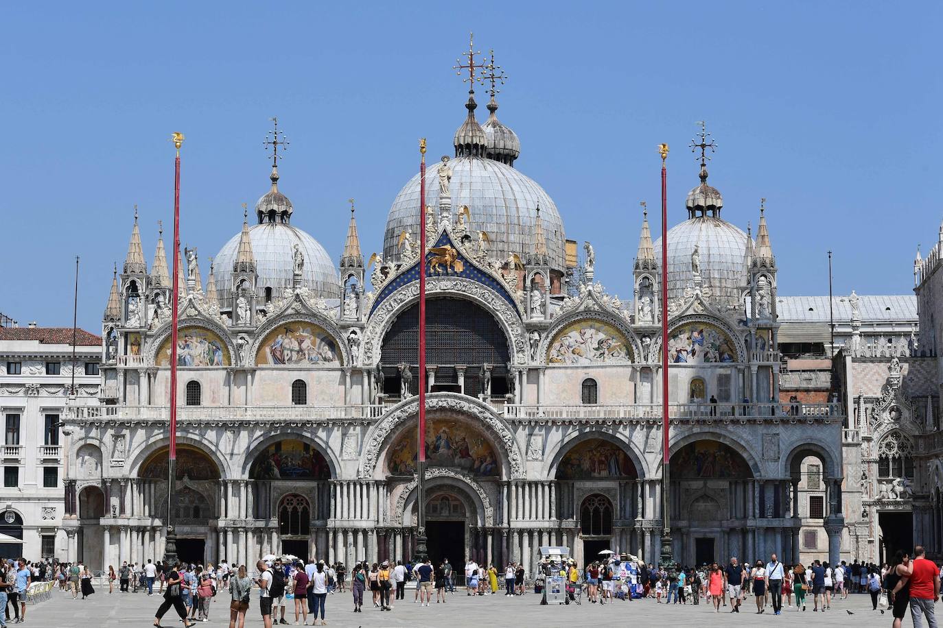 Italia relaja las medidas anticovid y los primeros turistas del verano llegan a la ciudad de Venecia. Los cruceros ya cruzan el canal, ante la protesta de algunos ciudadanos, pero la capital del romanticismo ha recuperado las colas y la multitud de visitantes en sus calles, góndolas y monumentos.