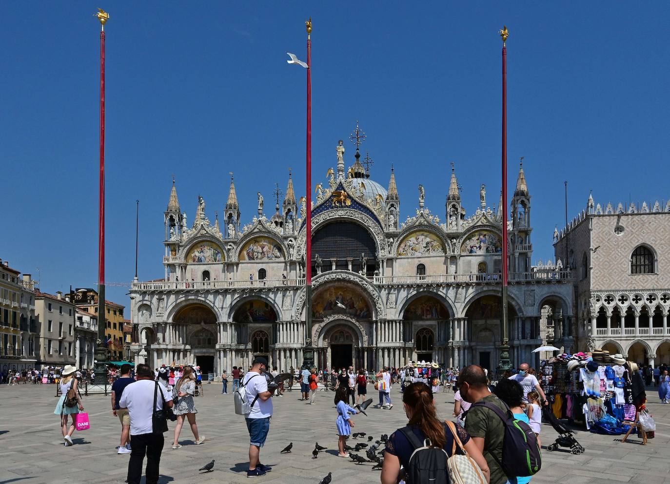 Italia relaja las medidas anticovid y los primeros turistas del verano llegan a la ciudad de Venecia. Los cruceros ya cruzan el canal, ante la protesta de algunos ciudadanos, pero la capital del romanticismo ha recuperado las colas y la multitud de visitantes en sus calles, góndolas y monumentos.